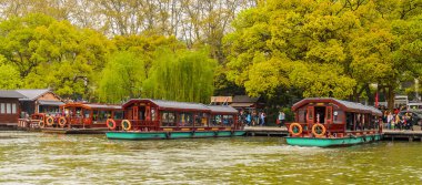 Hangzhou, Çin - 2 Nisan 2016: Batı Gölü'ndeki geleneksel Çin teknesi (Xi hu gölü) Hangzhou'da bir tatlı su gölüdür. Unesco Dünya Mirası Sit