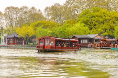 Hangzhou, Çin - 2 Nisan 2016: Batı Gölü'ndeki geleneksel Çin teknesi (Xi hu gölü) Hangzhou'da bir tatlı su gölüdür. Unesco Dünya Mirası Sit