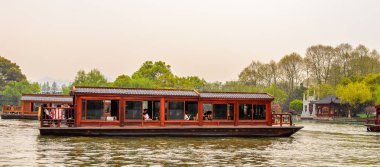 Hangzhou, Çin - 2 Nisan 2016: Batı Gölü'ndeki geleneksel Çin teknesi (Xi hu gölü) Hangzhou'da bir tatlı su gölüdür. Unesco Dünya Mirası Sit