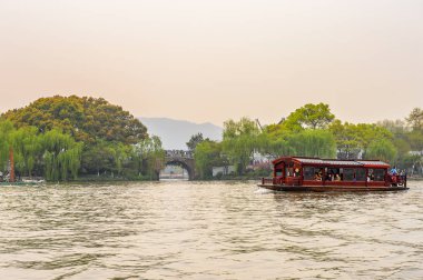 Hangzhou, Çin - 2 Nisan 2016: Batı Gölü'nün Doğası (Xi hu gölü) Hangzhou'da bir tatlı su gölüdür. Unesco Dünya Mirası Sit