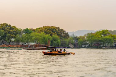 Hangzhou, Çin - 2 Nisan 2016: Batı Gölü'ndeki geleneksel Çin teknesi (Xi hu gölü) Hangzhou'da bir tatlı su gölüdür. Unesco Dünya Mirası Sit