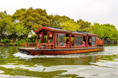 Hangzhou, Çin - 2 Nisan 2016: Batı Gölü'ndeki geleneksel Çin teknesi (Xi hu gölü) Hangzhou'da bir tatlı su gölüdür. Unesco Dünya Mirası Sit