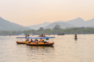 Hangzhou, Çin - 2 Nisan 2016: Batı Gölü'ndeki geleneksel Çin teknesi (Xi hu gölü) Hangzhou'da bir tatlı su gölüdür. Unesco Dünya Mirası Sit