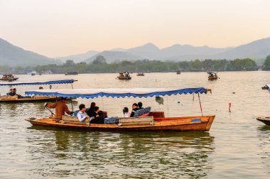 Hangzhou, Çin - 2 Nisan 2016: Batı Gölü'ndeki geleneksel Çin teknesi (Xi hu gölü) Hangzhou'da bir tatlı su gölüdür. Unesco Dünya Mirası Sit
