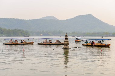 Hangzhou, Çin - 2 Nisan 2016: Batı Gölü'ndeki geleneksel Çin teknesi (Xi hu gölü) Hangzhou'da bir tatlı su gölüdür. Unesco Dünya Mirası Sit