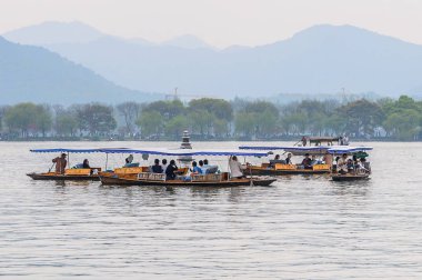 Hangzhou, Çin - 2 Nisan 2016: Batı Gölü'ndeki geleneksel Çin teknesi (Xi hu gölü) Hangzhou'da bir tatlı su gölüdür. Unesco Dünya Mirası Sit