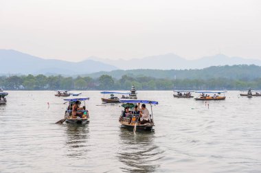 Hangzhou, Çin - 2 Nisan 2016: Batı Gölü'ndeki geleneksel Çin teknesi (Xi hu gölü) Hangzhou'da bir tatlı su gölüdür. Unesco Dünya Mirası Sit