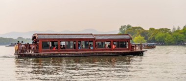 Hangzhou, Çin - 2 Nisan 2016: Batı Gölü'ndeki geleneksel Çin teknesi (Xi hu gölü) Hangzhou'da bir tatlı su gölüdür. Unesco Dünya Mirası Sit