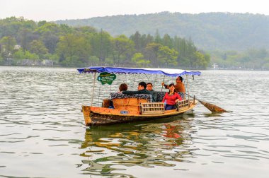Hangzhou, Çin - 2 Nisan 2016: Batı Gölü'ndeki geleneksel Çin teknesi (Xi hu gölü) Hangzhou'da bir tatlı su gölüdür. Unesco Dünya Mirası Sit
