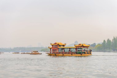 Hangzhou, Çin - 2 Nisan 2016: Batı Gölü'ndeki geleneksel Çin teknesi (Xi hu gölü) Hangzhou'da bir tatlı su gölüdür. Unesco Dünya Mirası Sit