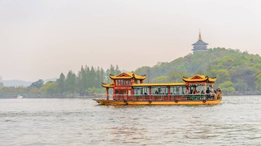 Hangzhou, Çin - 2 Nisan 2016: Batı Gölü'ndeki geleneksel Çin teknesi (Xi hu gölü) Hangzhou'da bir tatlı su gölüdür. Unesco Dünya Mirası Sit