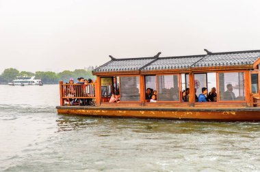 Hangzhou, Çin - 2 Nisan 2016: Batı Gölü'ndeki geleneksel Çin teknesi (Xi hu gölü) Hangzhou'da bir tatlı su gölüdür. Unesco Dünya Mirası Sit