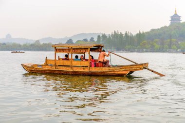 Hangzhou, Çin - 2 Nisan 2016: Batı Gölü'ndeki geleneksel Çin teknesi (Xi hu gölü) Hangzhou'da bir tatlı su gölüdür. Unesco Dünya Mirası Sit