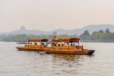Hangzhou, Çin - 2 Nisan 2016: Batı Gölü'ndeki geleneksel Çin teknesi (Xi hu gölü) Hangzhou'da bir tatlı su gölüdür. Unesco Dünya Mirası Sit