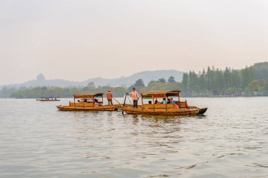 Hangzhou, Çin - 2 Nisan 2016: Batı Gölü'ndeki geleneksel Çin teknesi (Xi hu gölü) Hangzhou'da bir tatlı su gölüdür. Unesco Dünya Mirası Sit