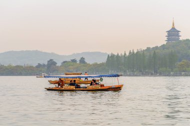 Hangzhou, Çin - 2 Nisan 2016: Batı Gölü'ndeki geleneksel Çin teknesi (Xi hu gölü) Hangzhou'da bir tatlı su gölüdür. Unesco Dünya Mirası Sit