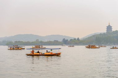 Hangzhou, Çin - 2 Nisan 2016: Batı Gölü'ndeki geleneksel Çin teknesi (Xi hu gölü) Hangzhou'da bir tatlı su gölüdür. Unesco Dünya Mirası Sit