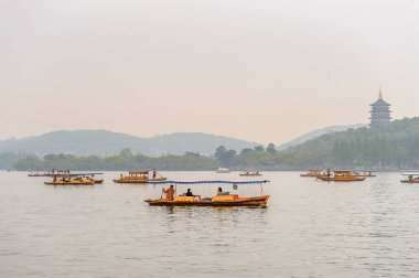 Hangzhou, Çin - 2 Nisan 2016: Batı Gölü'ndeki geleneksel Çin teknesi (Xi hu gölü) Hangzhou'da bir tatlı su gölüdür. Unesco Dünya Mirası Sit