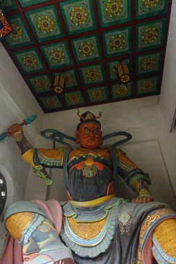 Hangzhou, Çin - 2 Nisan 2016: Guardians lingyin Tapınağı (Temple of the Soul's Retreat) kompleksi. Çin'in en büyük ve en zengin Budist tapınaklarından biri