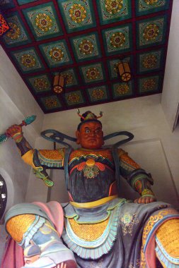 Hangzhou, Çin - 2 Nisan 2016: Guardians lingyin Tapınağı (Temple of the Soul's Retreat) kompleksi. Çin'in en büyük ve en zengin Budist tapınaklarından biri