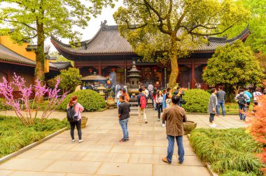 Hangzhou, Çin - 2 Nisan 2016: Lingyin Tapınağı (Ruhun İnzivası Tapınağı) kompleksi. Çin'in en büyük ve en zengin Budist tapınaklarından biri