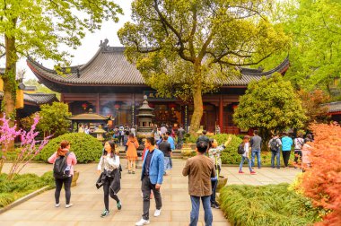 Hangzhou, Çin - 2 Nisan 2016: Lingyin Tapınağı (Ruhun İnzivası Tapınağı) kompleksi. Çin'in en büyük ve en zengin Budist tapınaklarından biri