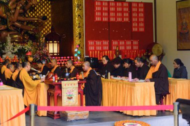 Hangzhou, Çin - Nis 2, 2016: Lingyin Tapınağı'ndaki Buddha pagodalarlarından birinde buda heykeli (Ruhun İnzivası Tapınağı) kompleksi. Çin'in en büyük Budist tapınaklarından biri