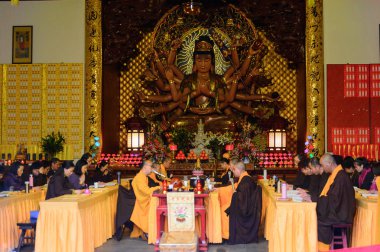Hangzhou, Çin - Nis 2, 2016: Lingyin Tapınağı'ndaki Buddha pagodalarlarından birinde buda heykeli (Ruhun İnzivası Tapınağı) kompleksi. Çin'in en büyük Budist tapınaklarından biri