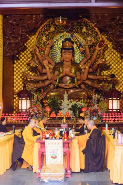 Hangzhou, Çin - Nis 2, 2016: Lingyin Tapınağı'ndaki Buddha pagodalarlarından birinde buda heykeli (Ruhun İnzivası Tapınağı) kompleksi. Çin'in en büyük Budist tapınaklarından biri