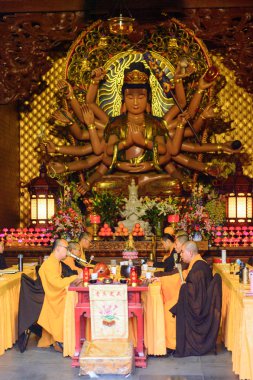 Hangzhou, Çin - Nis 2, 2016: Lingyin Tapınağı'ndaki Buddha pagodalarlarından birinde buda heykeli (Ruhun İnzivası Tapınağı) kompleksi. Çin'in en büyük Budist tapınaklarından biri