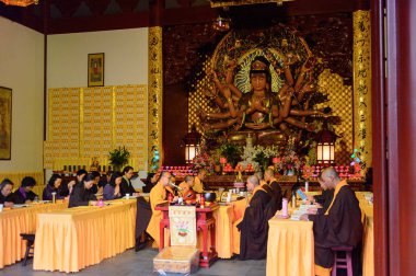 Hangzhou, Çin - Nis 2, 2016: Lingyin Tapınağı'ndaki Buddha pagodalarlarından birinde buda heykeli (Ruhun İnzivası Tapınağı) kompleksi. Çin'in en büyük Budist tapınaklarından biri