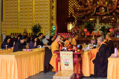 Hangzhou, Çin - Nis 2, 2016: Lingyin Tapınağı'ndaki Buddha pagodalarlarından birinde buda heykeli (Ruhun İnzivası Tapınağı) kompleksi. Çin'in en büyük Budist tapınaklarından biri