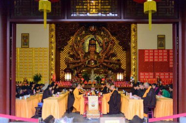 Hangzhou, Çin - Nis 2, 2016: Lingyin Tapınağı'ndaki Buddha pagodalarlarından birinde buda heykeli (Ruhun İnzivası Tapınağı) kompleksi. Çin'in en büyük Budist tapınaklarından biri