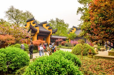 Hangzhou, Çin - Nis 2, 2016: Lingyin Tapınağı'ndaki Buda pgazlarından biri (Ruhun İnzivası Tapınağı) kompleksi. Çin'in en büyük ve en zengin Budist tapınaklarından biri