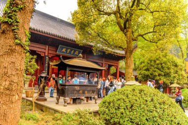 Hangzhou, Çin - Nis 2, 2016: Lingyin Tapınağı'ndaki Buda pgazlarından biri (Ruhun İnzivası Tapınağı) kompleksi. Çin'in en büyük ve en zengin Budist tapınaklarından biri