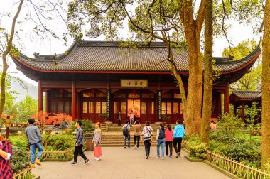 Hangzhou, Çin - Nis 2, 2016: Lingyin Tapınağı'ndaki Buda pgazlarından biri (Ruhun İnzivası Tapınağı) kompleksi. Çin'in en büyük ve en zengin Budist tapınaklarından biri