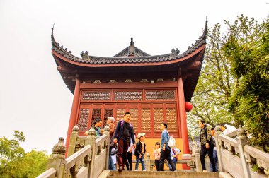 Hangzhou, Çin - 2 Nisan 2016: Lingyin Tapınağı (Ruhun İnzivası Tapınağı) kompleksi. Çin'in en büyük ve en zengin Budist tapınaklarından biri