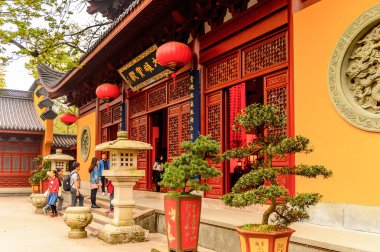 Hangzhou, Çin - 2 Nisan 2016: Lingyin Tapınağı (Ruhun İnzivası Tapınağı) kompleksi. Çin'in en büyük ve en zengin Budist tapınaklarından biri