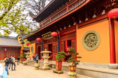 Hangzhou, Çin - 2 Nisan 2016: Lingyin Tapınağı (Ruhun İnzivası Tapınağı) kompleksi. Çin'in en büyük ve en zengin Budist tapınaklarından biri