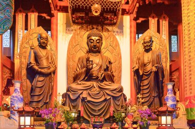 Hangzhou, Çin - Nis 2, 2016: Lingyin Tapınağı'ndaki Buddha pagodalarlarından birinde buda heykeli (Ruhun İnzivası Tapınağı) kompleksi. Çin'in en büyük Budist tapınaklarından biri