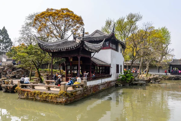 Suzhou, Çin - Nis 1, 2016: Mütevazı Yönetici Bahçesi'nde Pagoda, Suzhou bir Çin bahçesi, Unesco Dünya Mirası