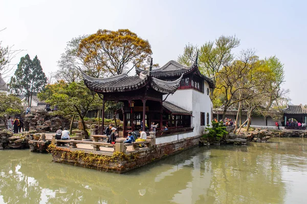 Suzhou, Çin - Nis 1, 2016: Mütevazı Yönetici Bahçesi'nde Pagoda, Suzhou bir Çin bahçesi, Unesco Dünya Mirası