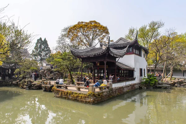 Suzhou, Çin - Nis 1, 2016: Mütevazı Yönetici Bahçesi'nde Pagoda, Suzhou bir Çin bahçesi, Unesco Dünya Mirası