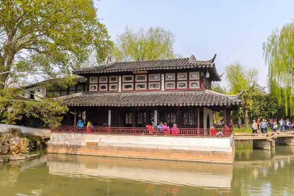 Suzhou, Çin - Nis 1, 2016: Mütevazı Yönetici Bahçesi'nde Pagoda, Suzhou bir Çin bahçesi, Unesco Dünya Mirası