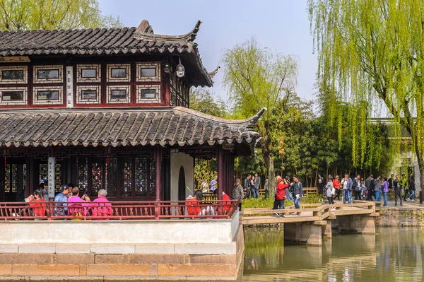 Suzhou, Çin - Nis 1, 2016: Mütevazı Yönetici Bahçesi'nde Pagoda, Suzhou bir Çin bahçesi, Unesco Dünya Mirası