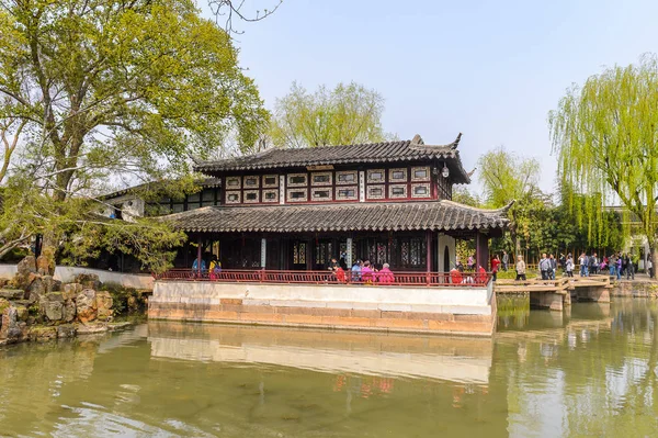 Suzhou, Çin - Nis 1, 2016: Mütevazı Yönetici Bahçesi'nde Pagoda, Suzhou bir Çin bahçesi, Unesco Dünya Mirası