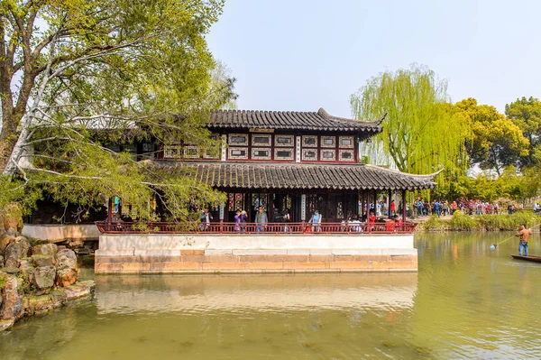 Suzhou, Çin - Nis 1, 2016: Mütevazı Yönetici Bahçesi, Suzhou bir Çin bahçesi, Unesco Dünya Mirası