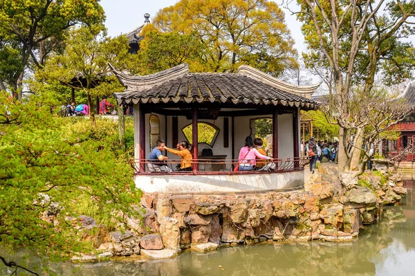 Suzhou, Çin - Nis 1, 2016: Mütevazı Yönetici Bahçesi, Suzhou bir Çin bahçesi, Unesco Dünya Mirası