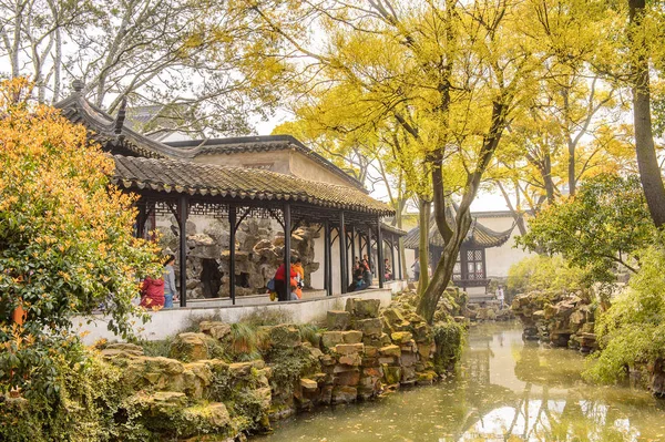 Suzhou, Çin - 1 Nisan 2016: Mütevazı Yönetici Bahçesi'nin Doğası, Suzhou'da bir Çin bahçesi, Unesco Dünya Mirası Listesi