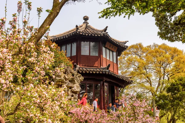 Suzhou, Çin - 1 Nisan 2016: Mütevazı Yönetici Bahçesi'nin Doğası, Suzhou'da bir Çin bahçesi, Unesco Dünya Mirası Listesi